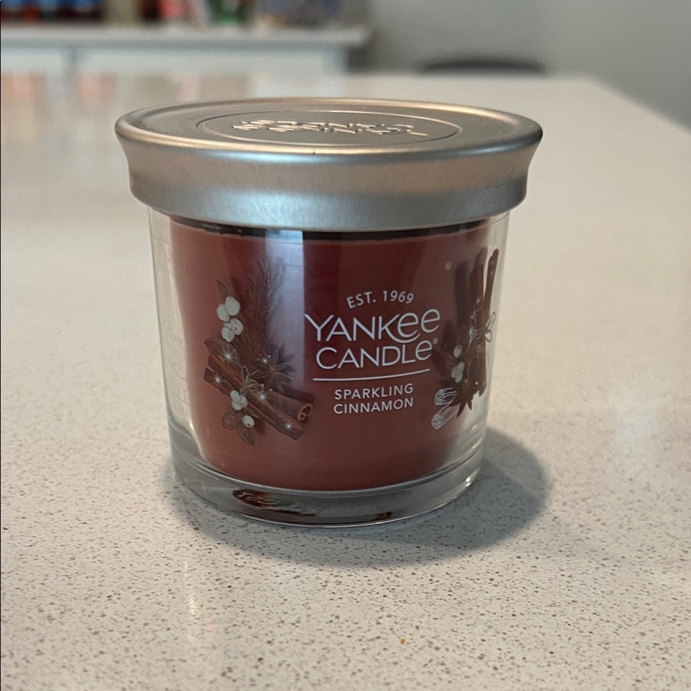 Yankee Candle Sparkling Cinnamon Small Jar - Red with Silver Lid